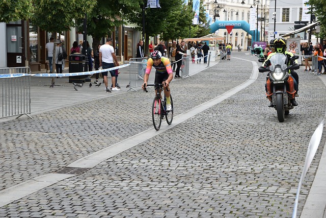 詹姆斯谈NBA杯出局：我不在乎这个，有没有杯赛我都热爱打球
